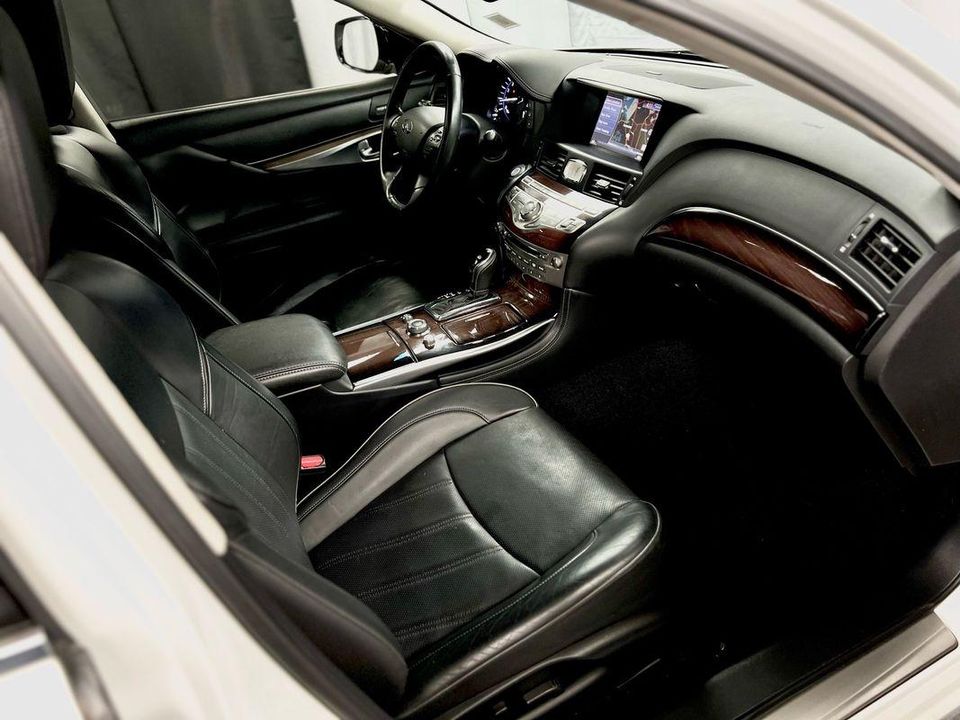 2016 INFINITI Q70L 5.6