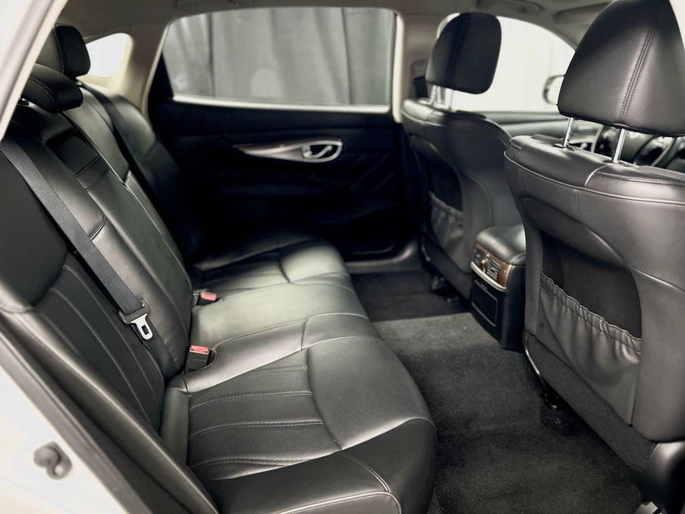 2016 INFINITI Q70L 5.6
