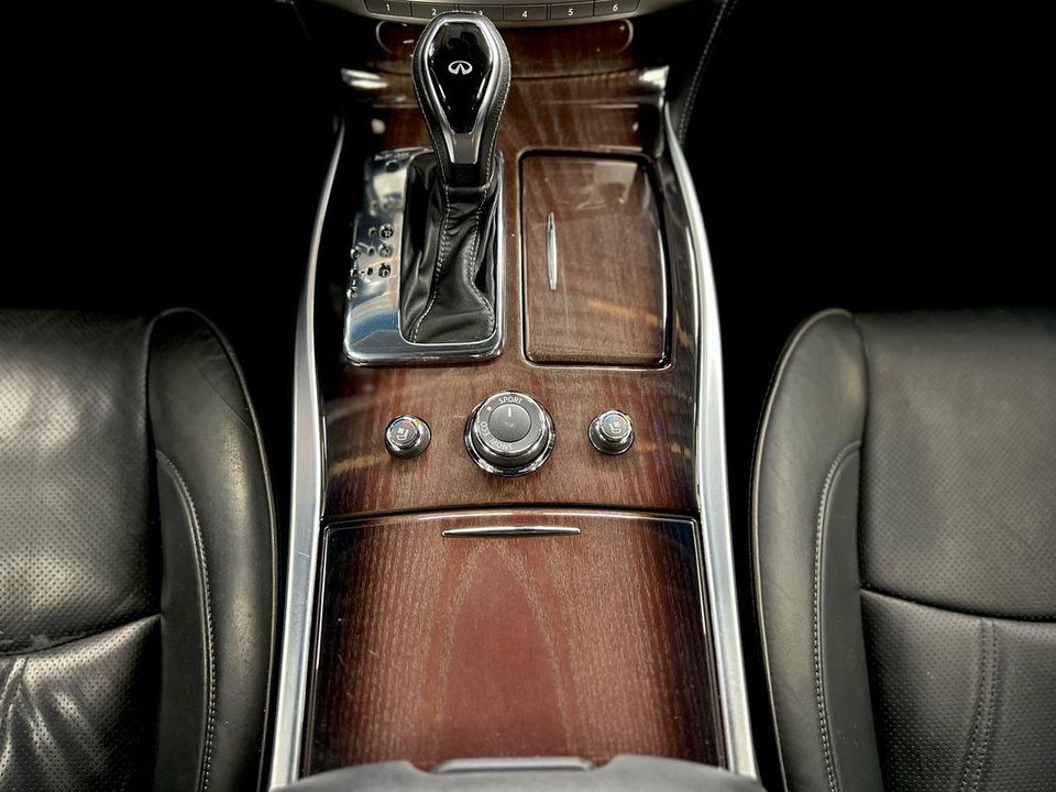 2016 INFINITI Q70L 5.6