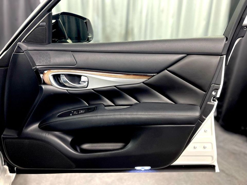 2016 INFINITI Q70L 5.6