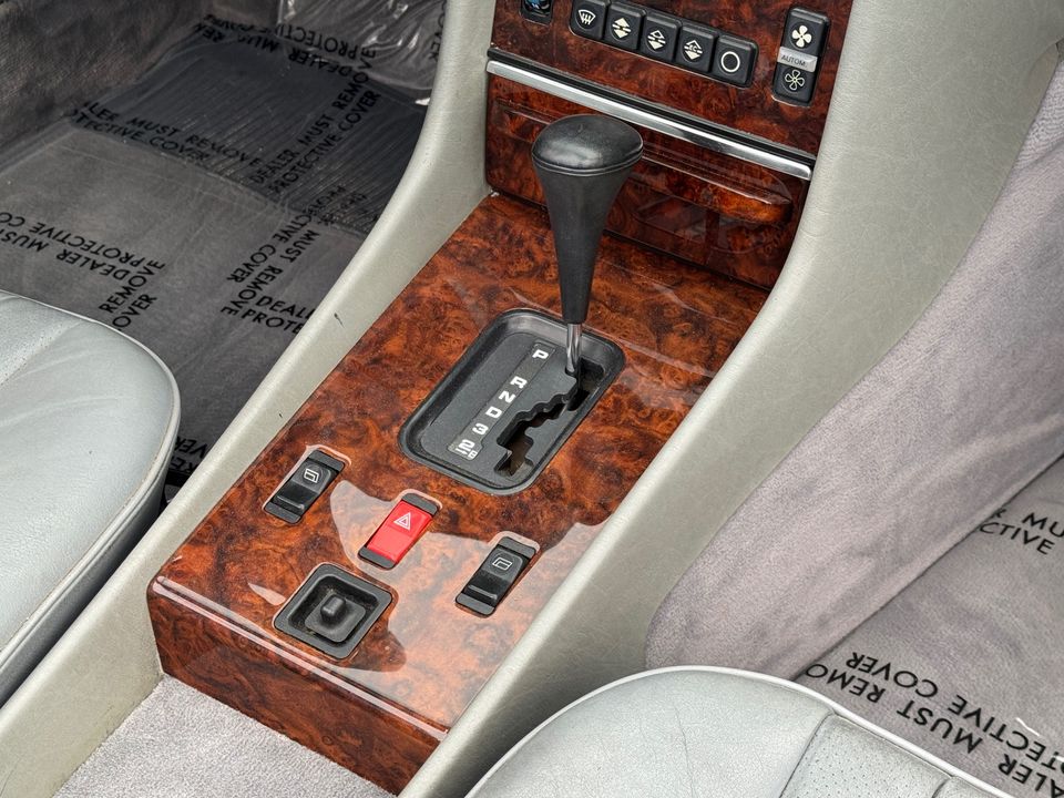 1987 Mercedes-Benz 560-Class