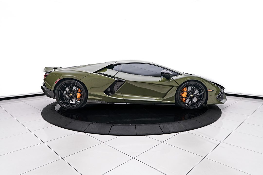 2024 Lamborghini Revuelto