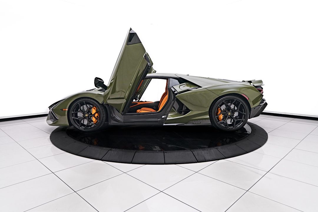 2024 Lamborghini Revuelto