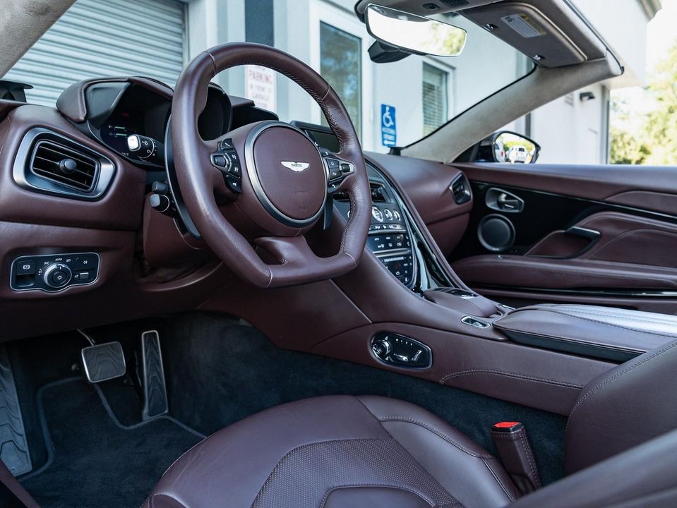 2020 Aston Martin DBS