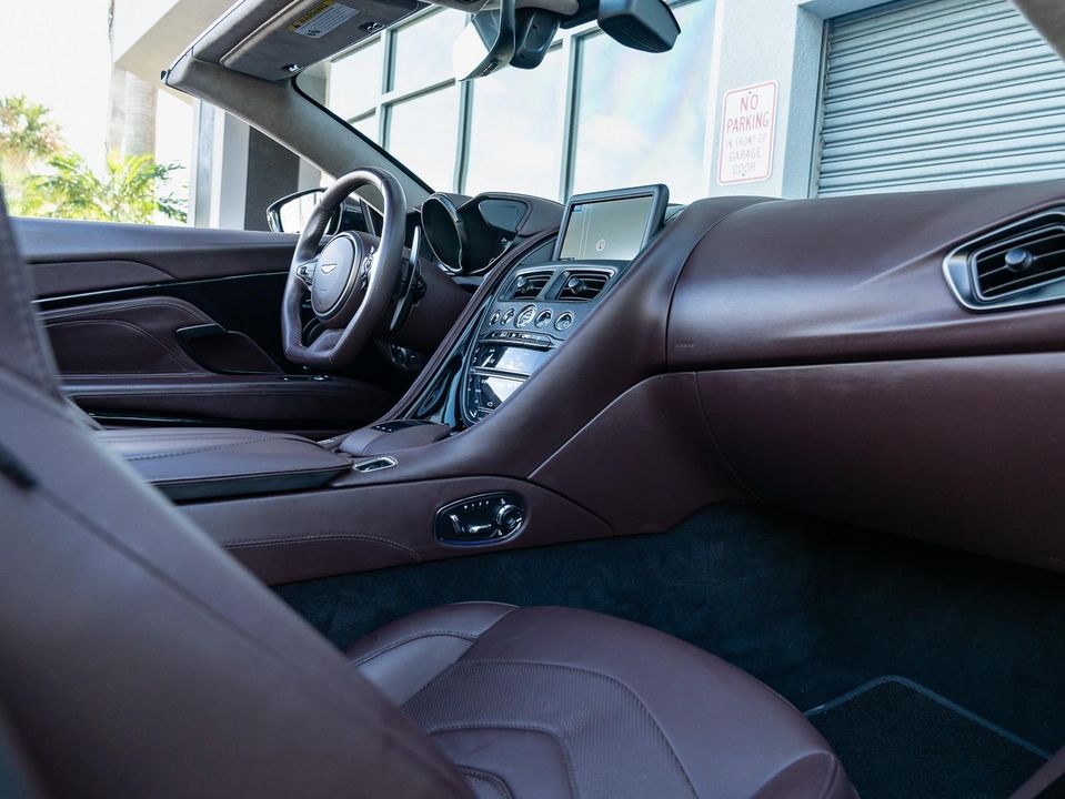 2020 Aston Martin DBS