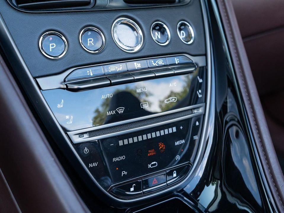 2020 Aston Martin DBS