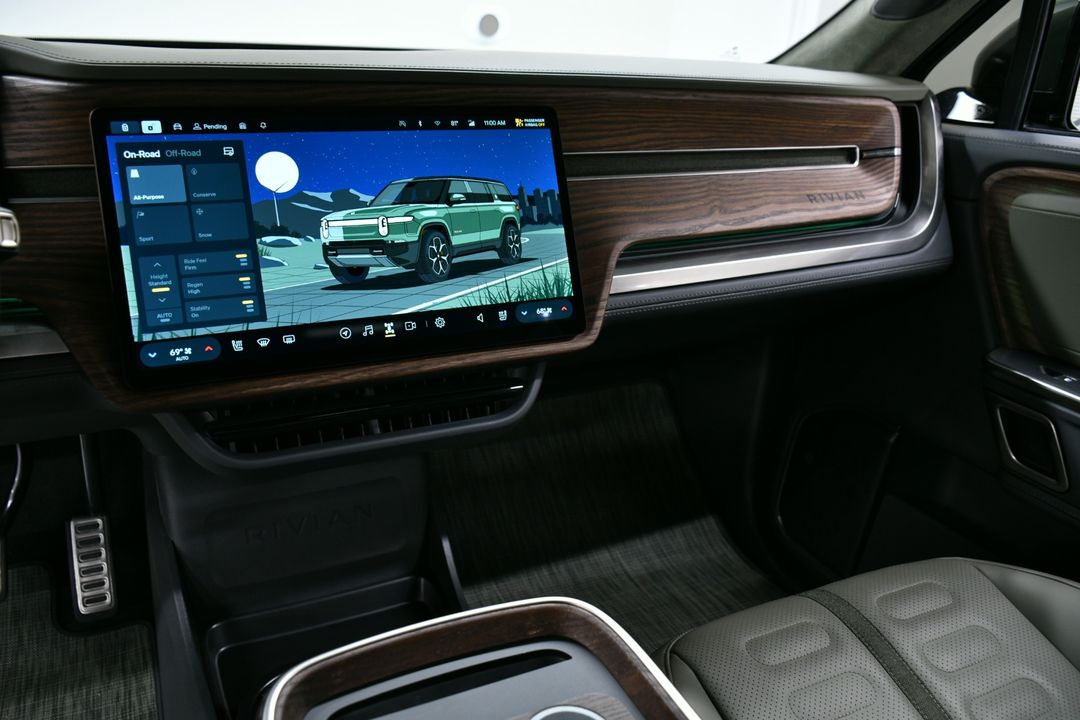 2023 Rivian R1S