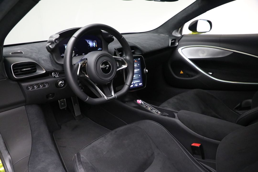 2024 McLaren Artura