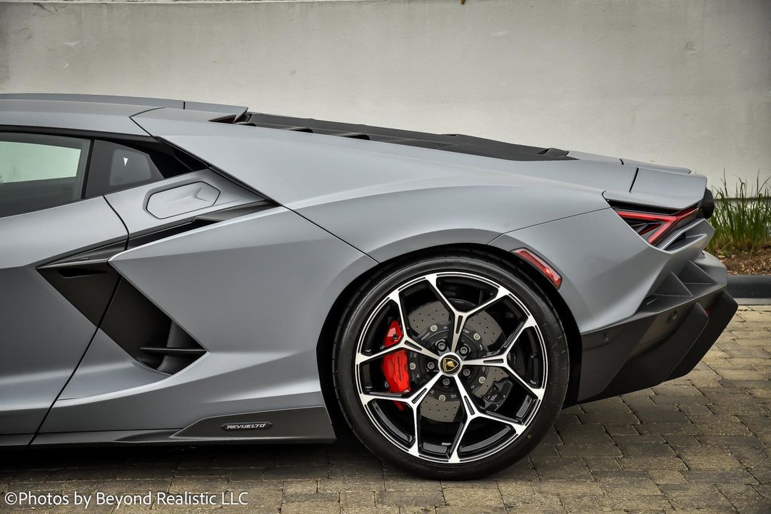 2024 Lamborghini Revuelto
