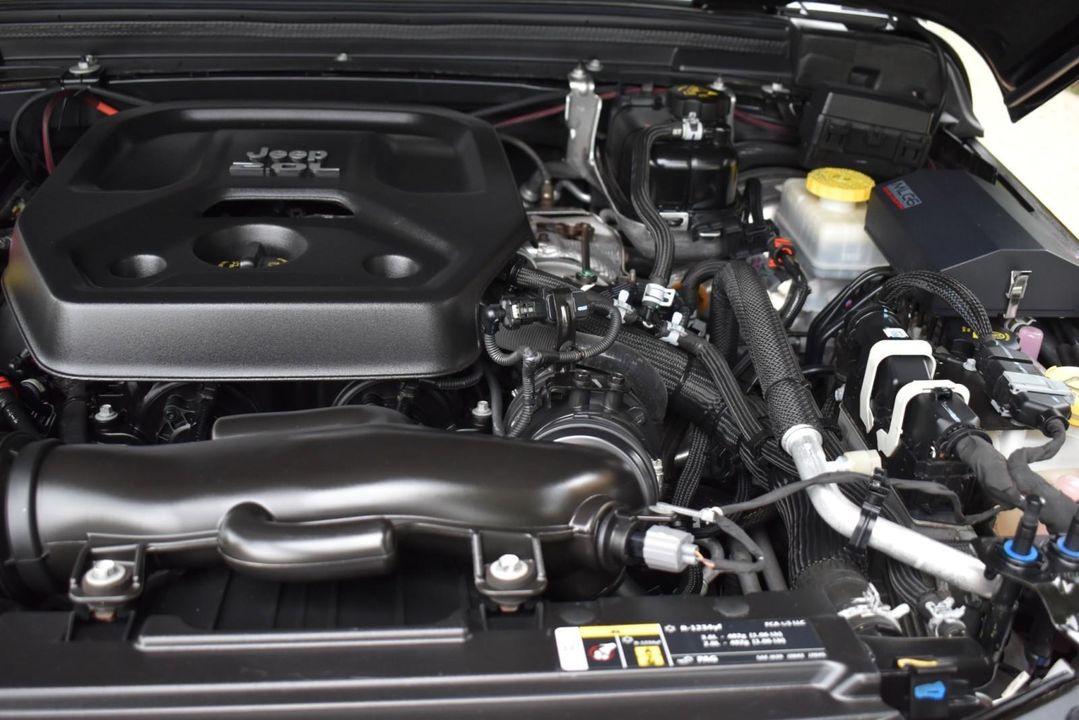 2018 Jeep Wrangler Unlimited Sahara 4x4 w/2.0L I4 DOHC DI TURBO ETORQUE,