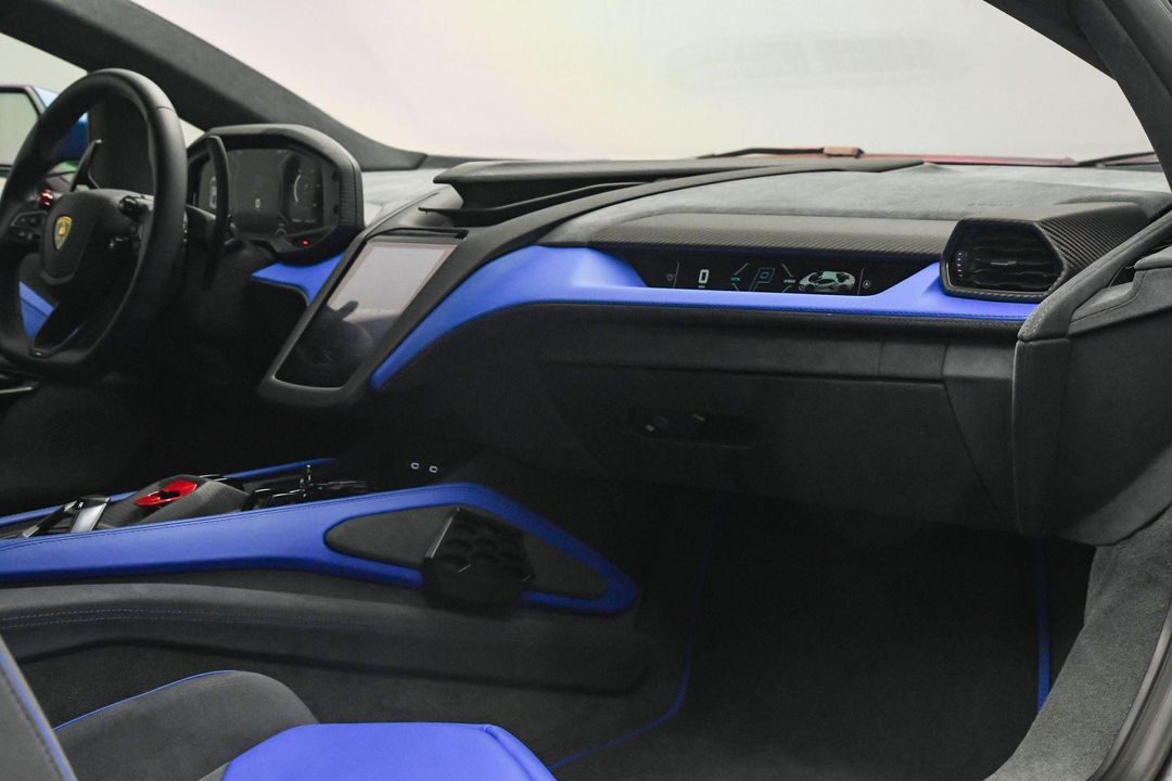 2024 Lamborghini Revuelto