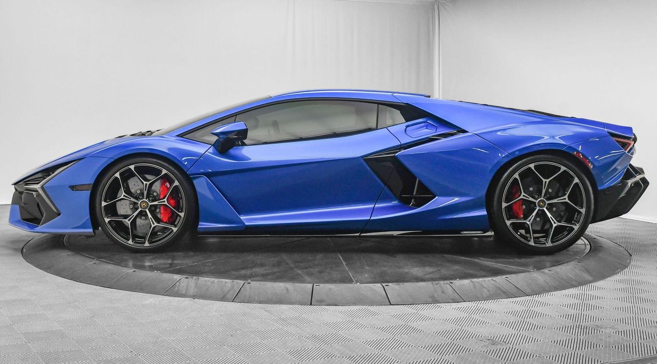2024 Lamborghini Revuelto