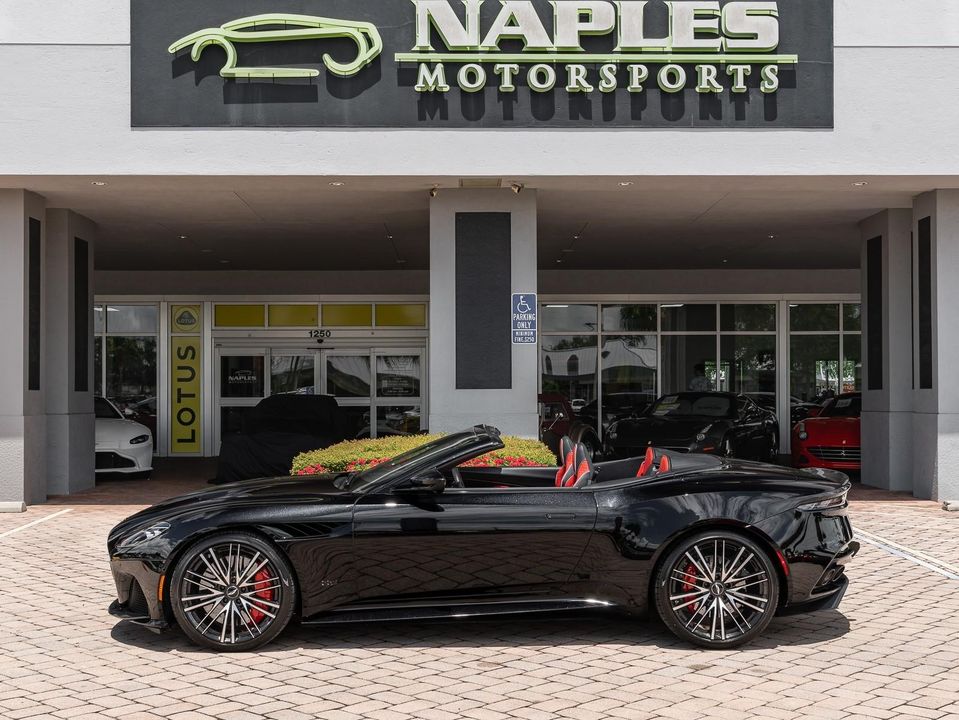 2022 Aston Martin DBS