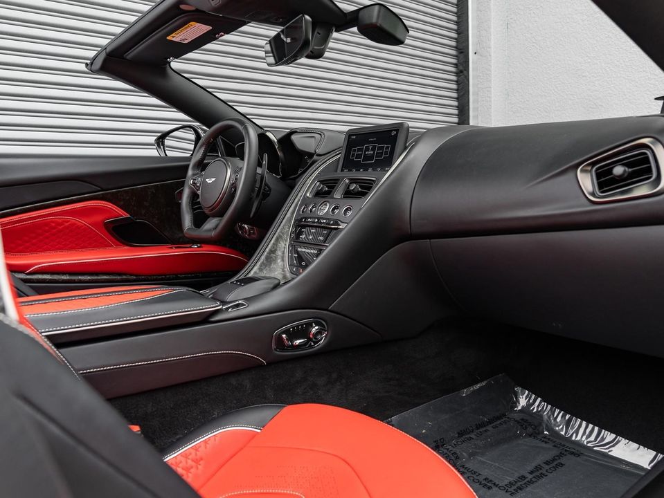 2022 Aston Martin DBS