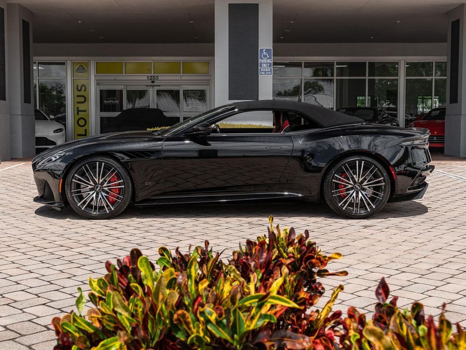 2022 Aston Martin DBS