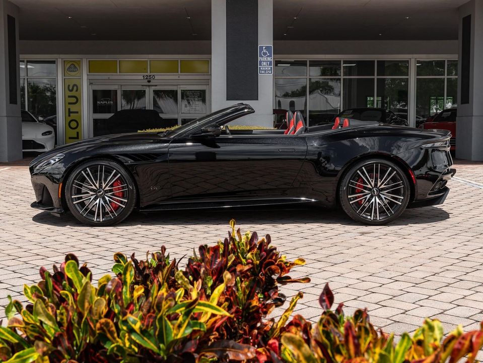 2022 Aston Martin DBS
