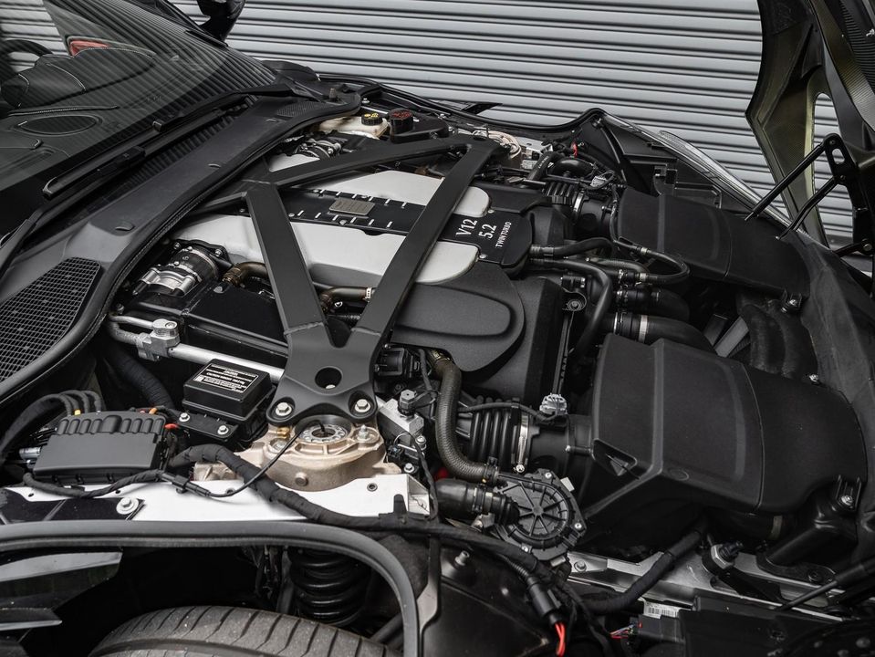 2022 Aston Martin DBS