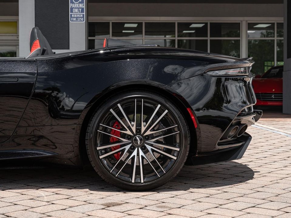 2022 Aston Martin DBS
