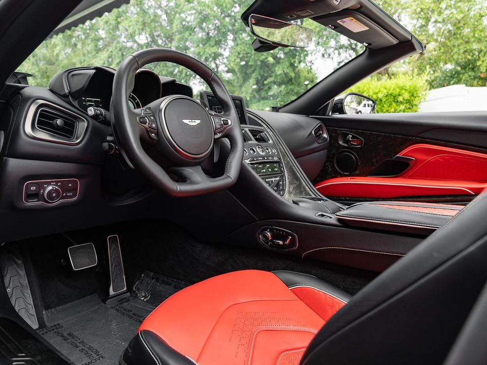 2022 Aston Martin DBS