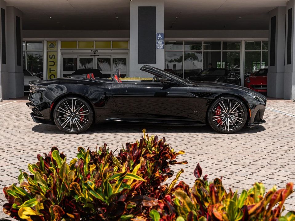 2022 Aston Martin DBS