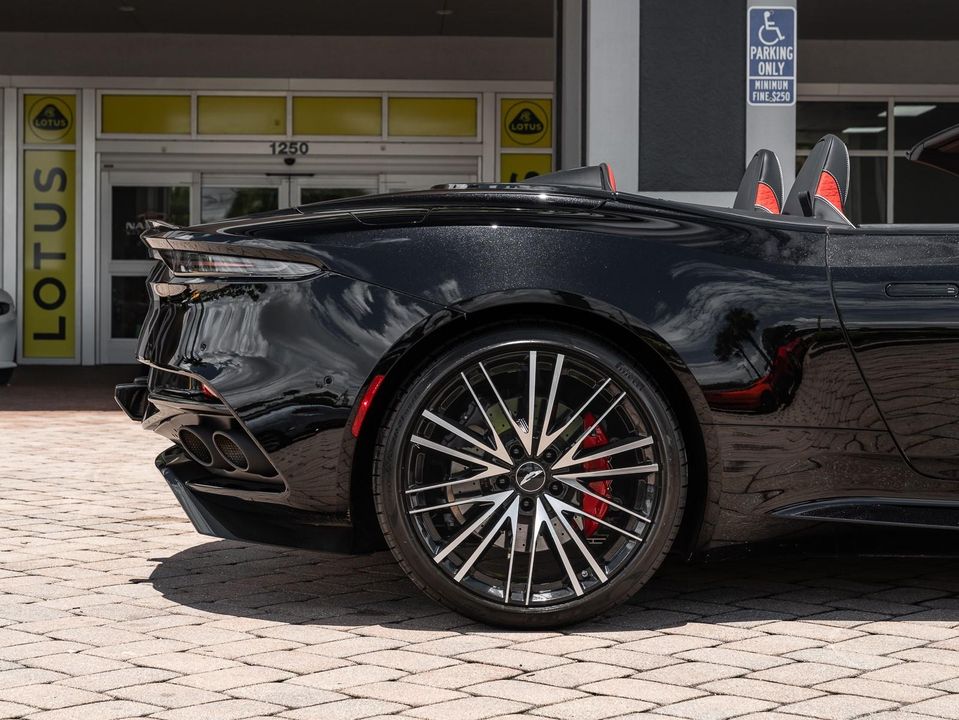 2022 Aston Martin DBS