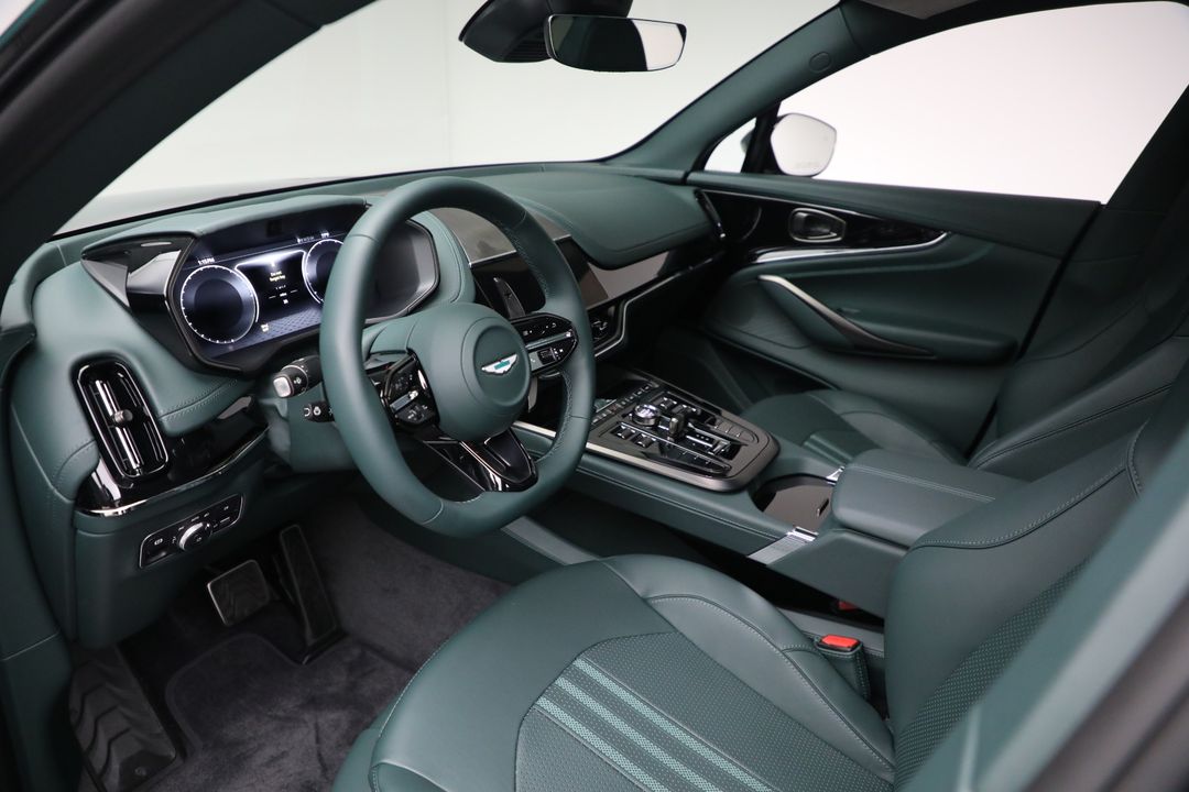 2025 Aston Martin DBX