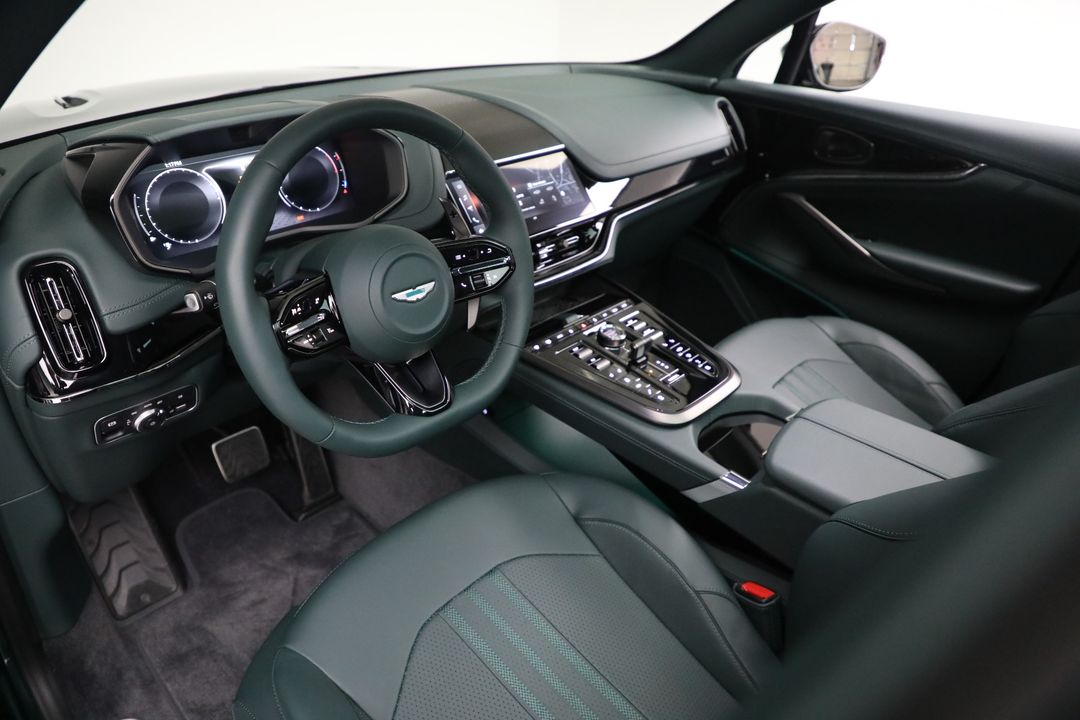 2025 Aston Martin DBX