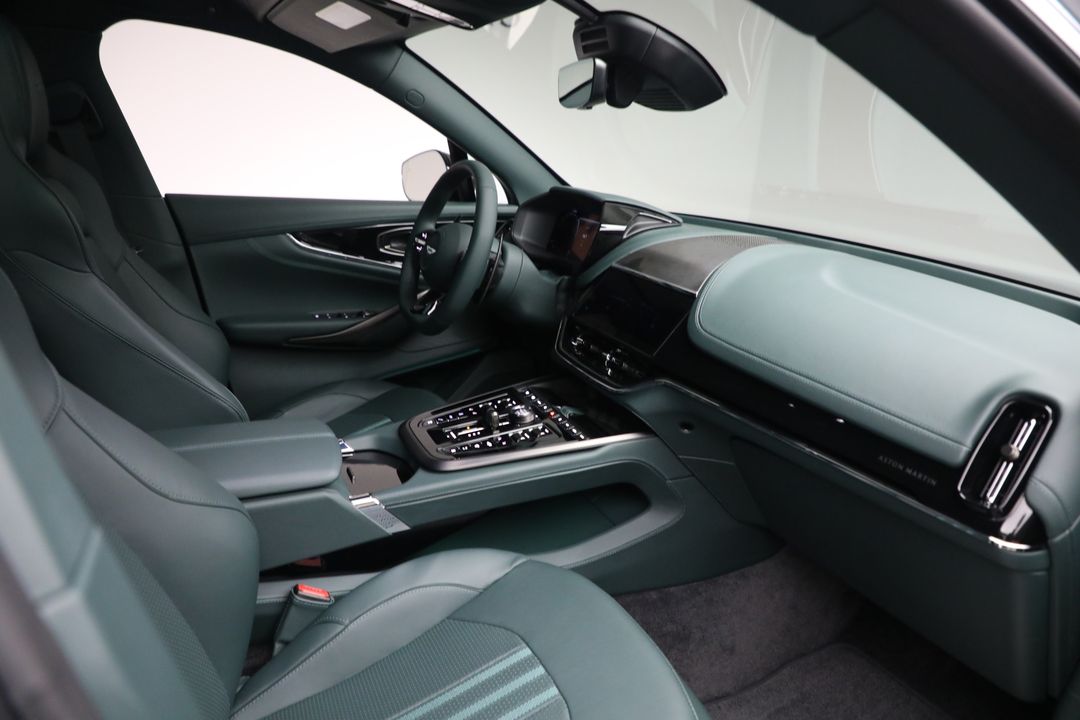 2025 Aston Martin DBX