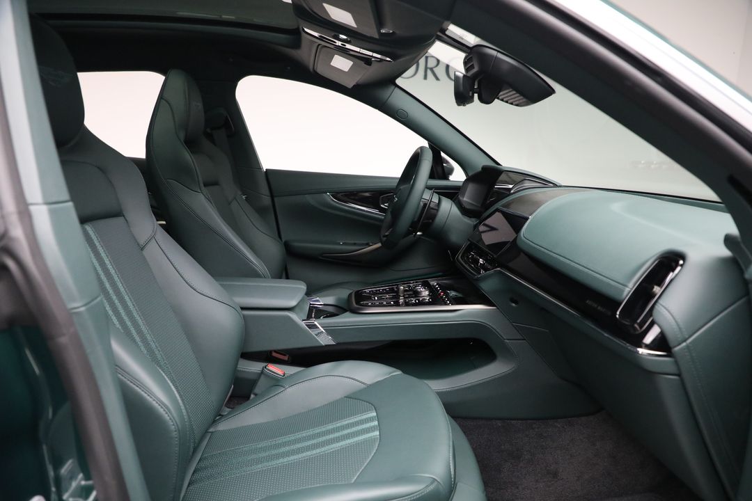 2025 Aston Martin DBX