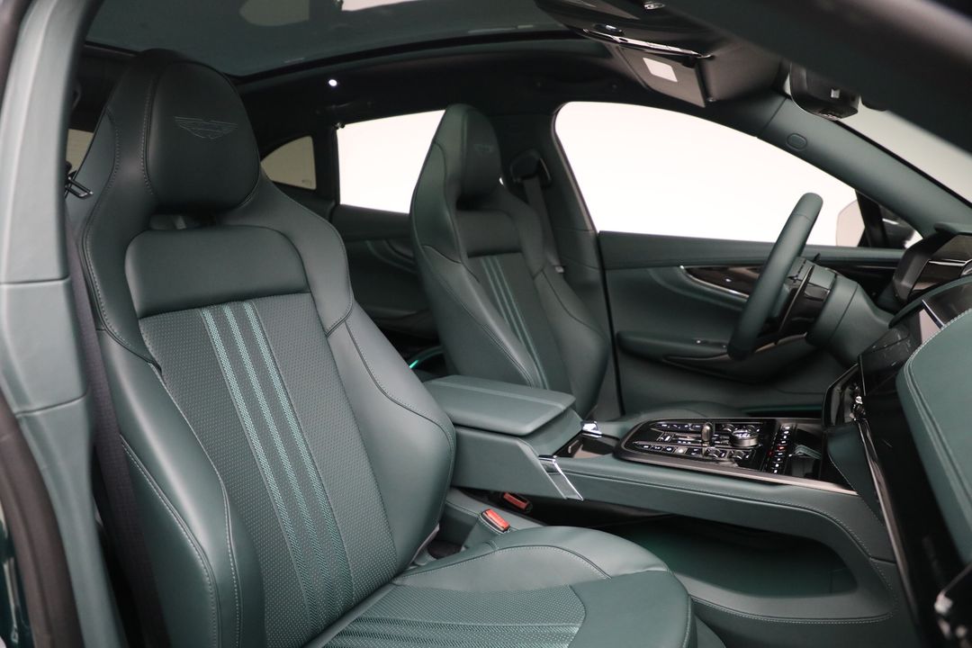 2025 Aston Martin DBX