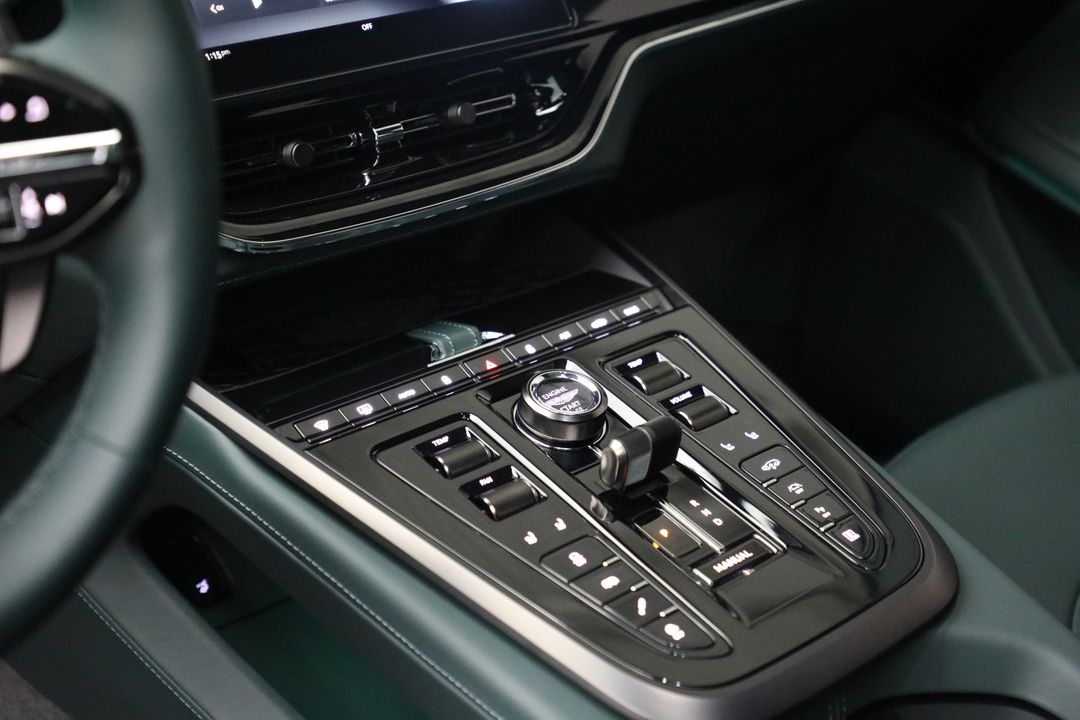 2025 Aston Martin DBX
