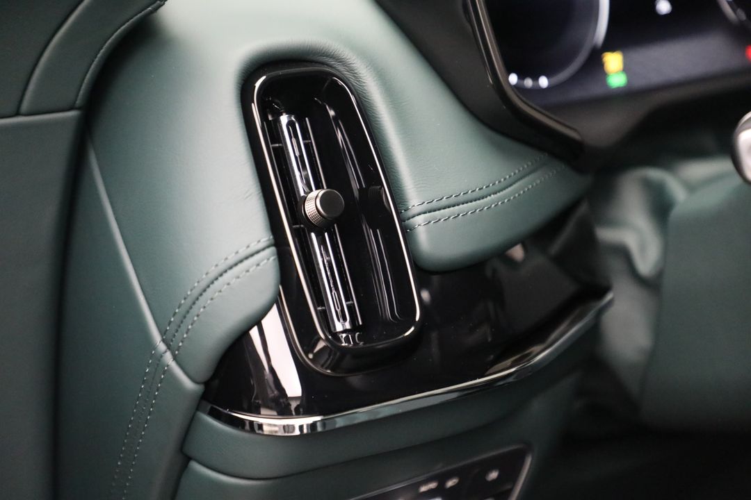 2025 Aston Martin DBX