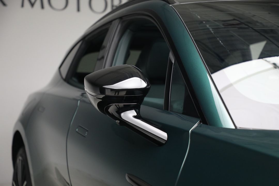2025 Aston Martin DBX