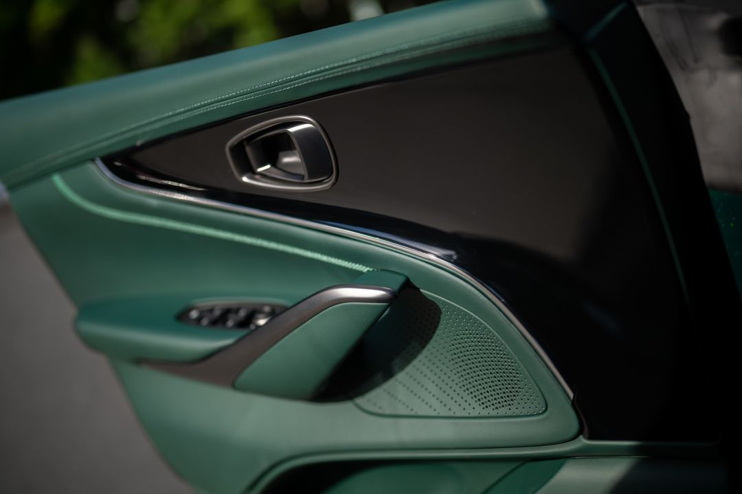 2025 Aston Martin DBX