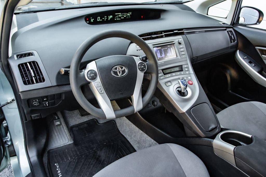 2014 Toyota PRIUS III