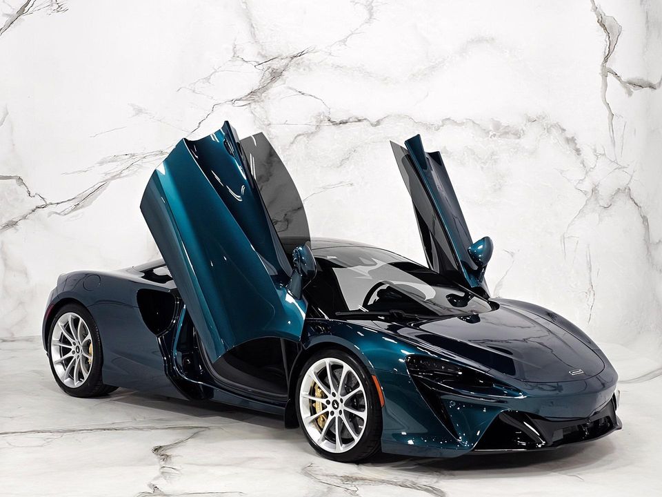 2023 McLaren Artura