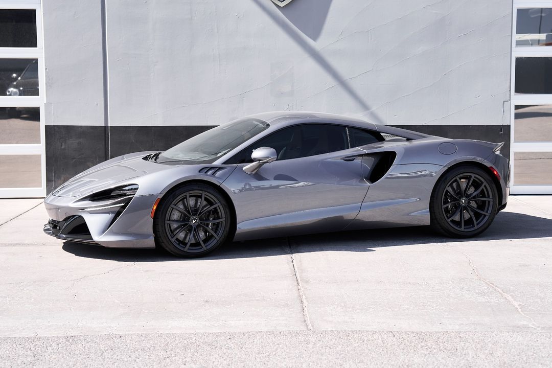 2023 McLaren Artura