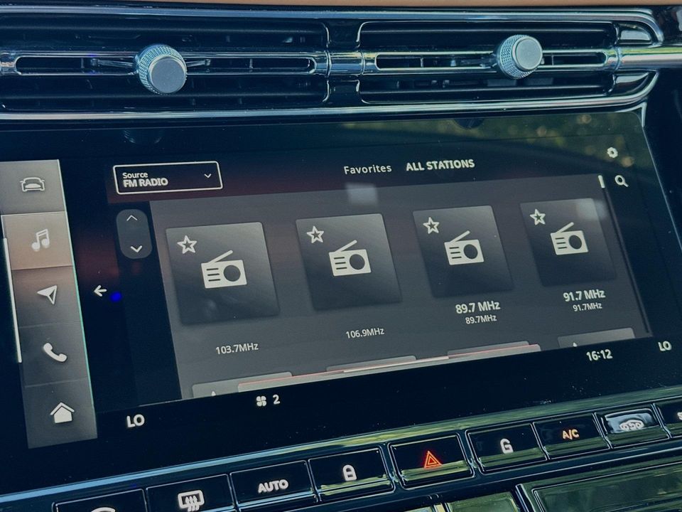 2025 Aston Martin DB12