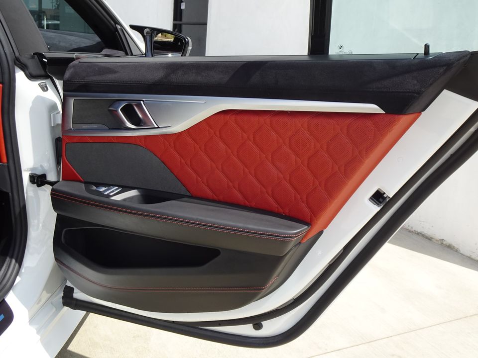 2023 BMW M8