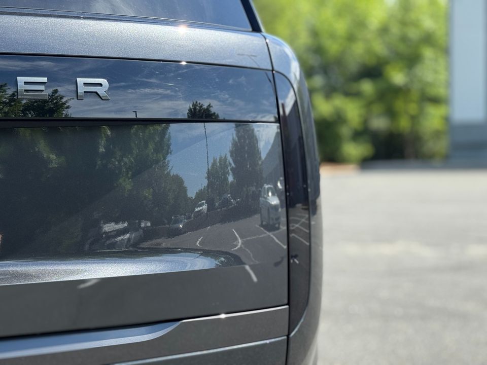 2025 Land Rover Range Rover SE P400