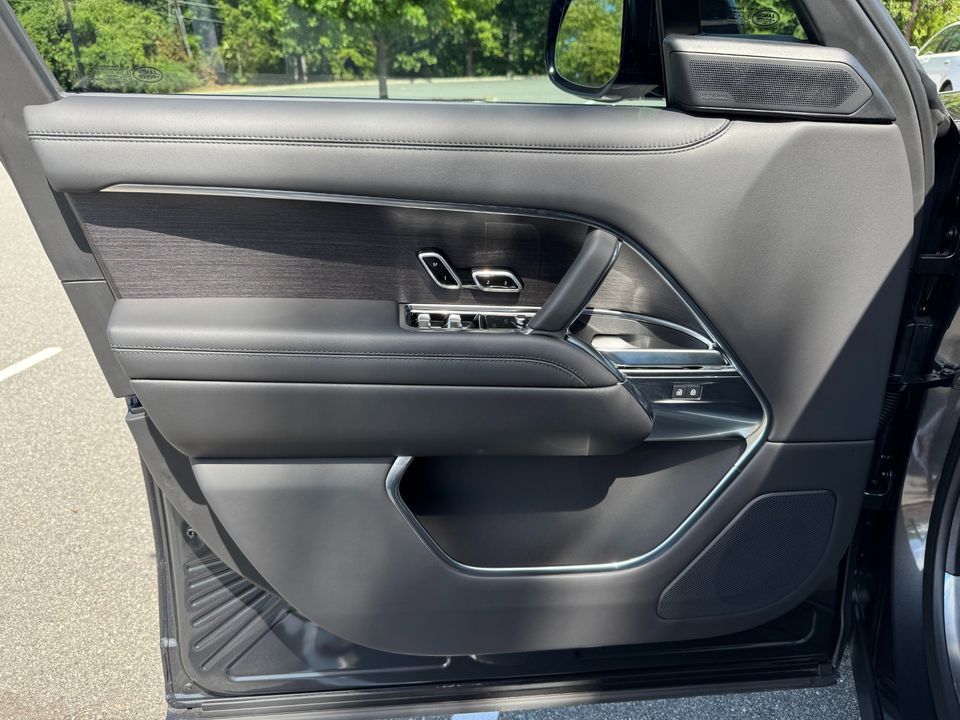 2025 Land Rover Range Rover SE P400