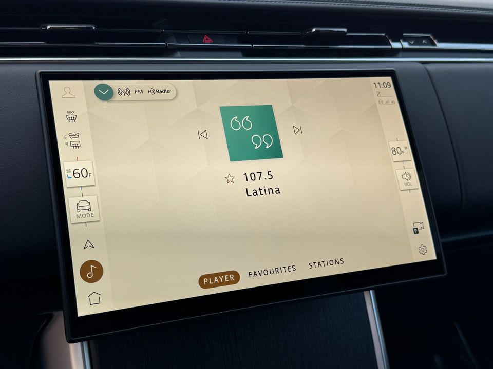 2025 Land Rover Range Rover SE P400