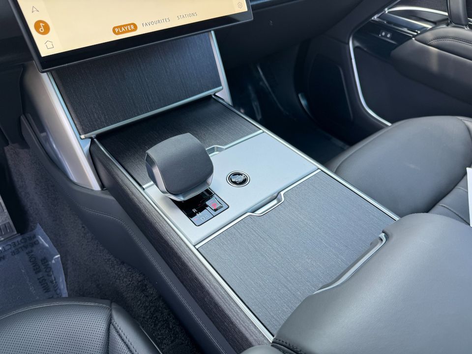 2025 Land Rover Range Rover SE P400