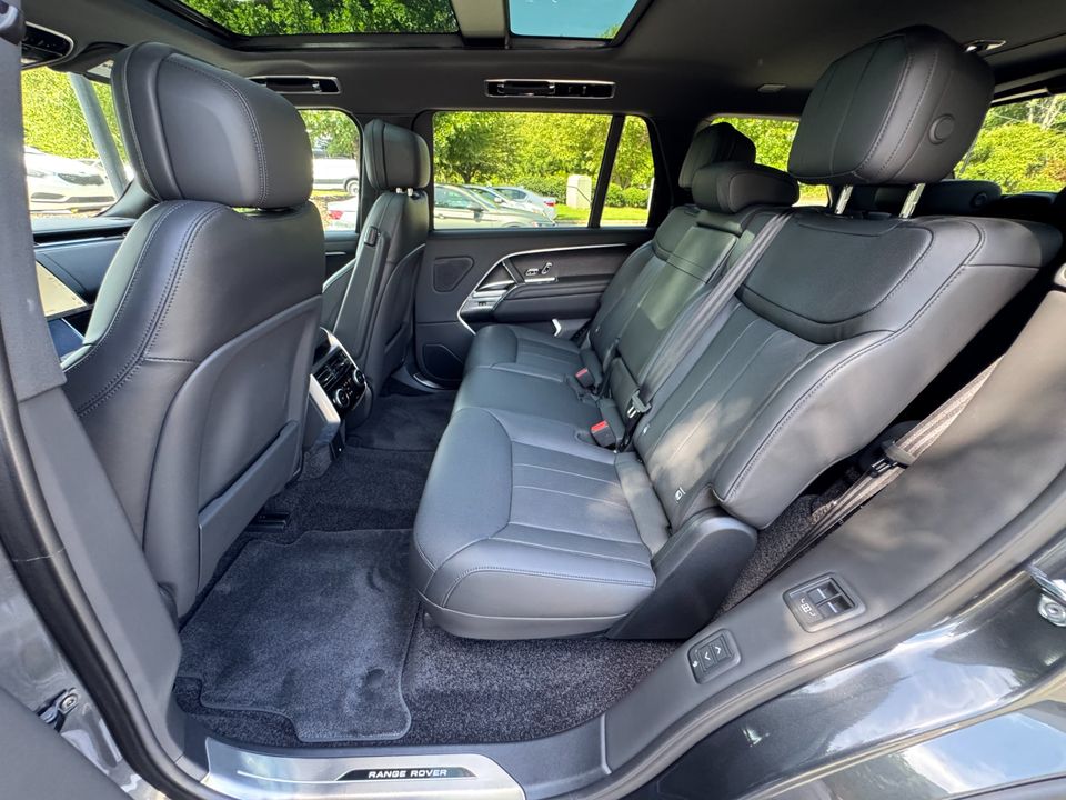 2025 Land Rover Range Rover SE P400