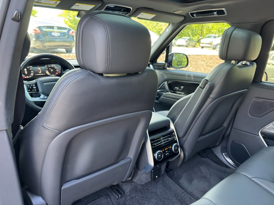 2025 Land Rover Range Rover SE P400