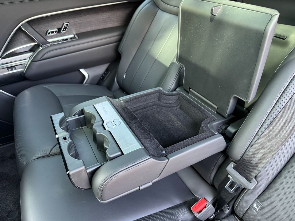2025 Land Rover Range Rover SE P400