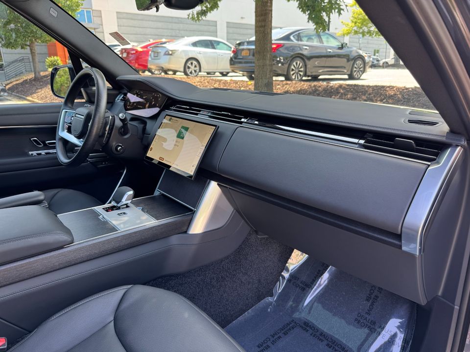 2025 Land Rover Range Rover SE P400