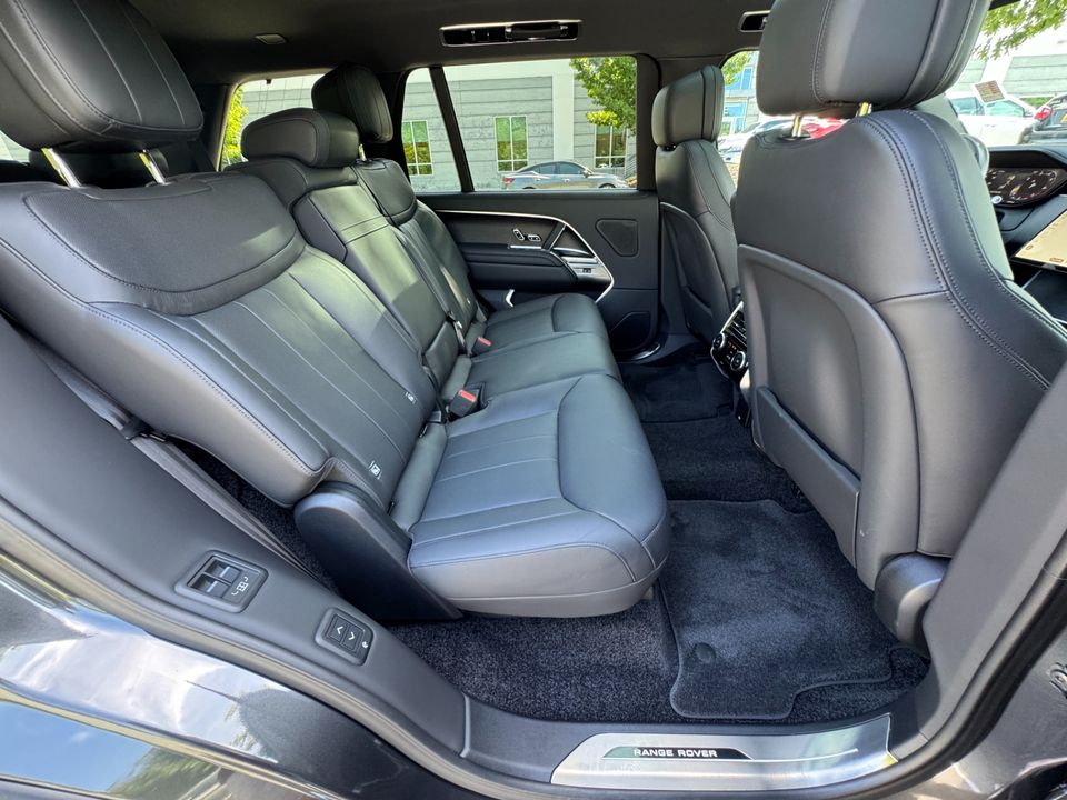 2025 Land Rover Range Rover SE P400