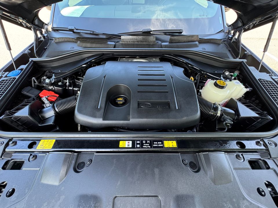 2025 Land Rover Range Rover SE P400