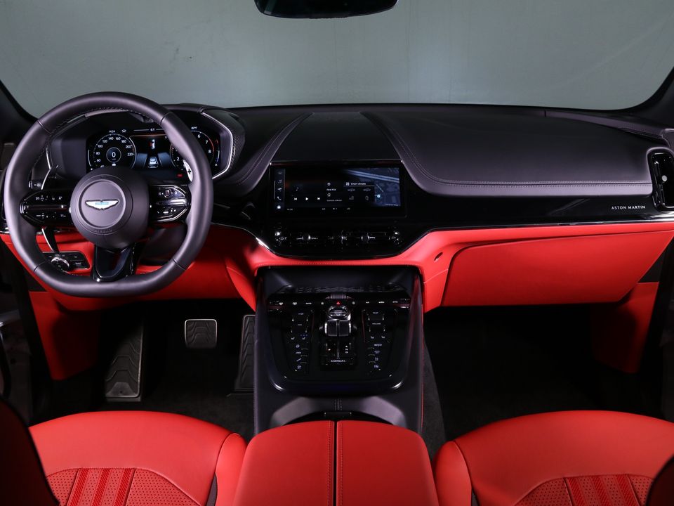 2025 Aston Martin DBX